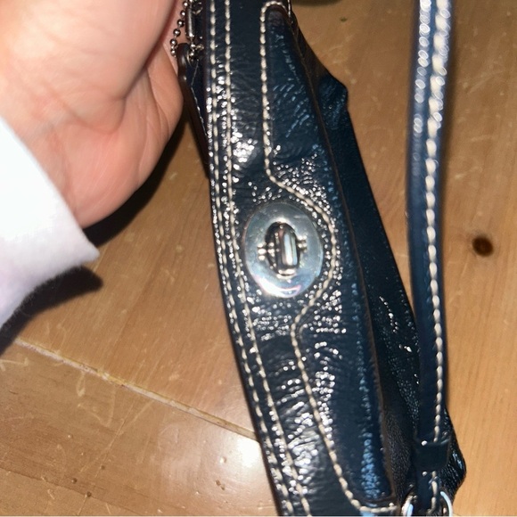 Elegant Navy Leather Handbag - Picture 2 of 3